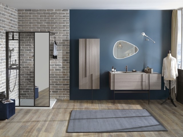 Colección Nouvelle Vague perfecta para un baño de grandes dimensiones incluye mueble y columna, espejo en forma de gota y mampara personalizable tanto en diseño como en medidas.