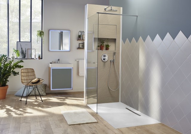 Conjunto Rythmik Pure para baño grande con solución de ducha Ecrin, grifería empotrada e iluminación en el perímetro del espejo y del mueble.