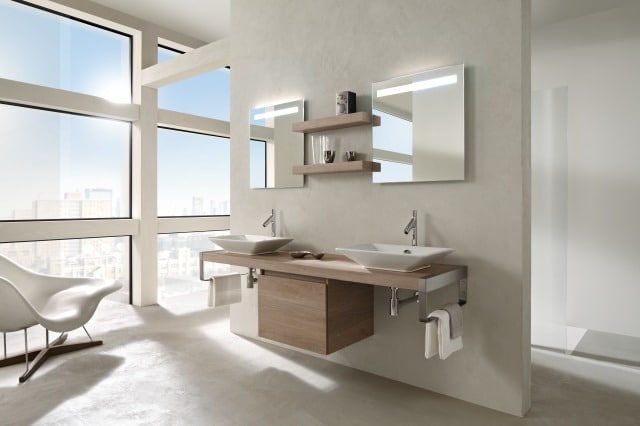 Amplio cuarto de baño con encimera Parallel y dos lavabos Reve y doble espejo con iluminación, una decoración sencilla y acogedora