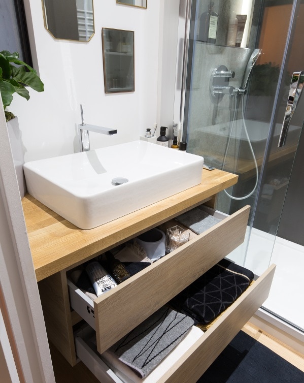 Completa solución de almacenamiento bajo la encimera del lavabo para optimizar el espacio en baños pequeños